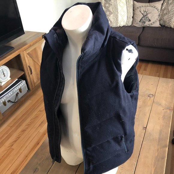 GAP Women's Puffer Vest in Navy - Picture 7 of 7